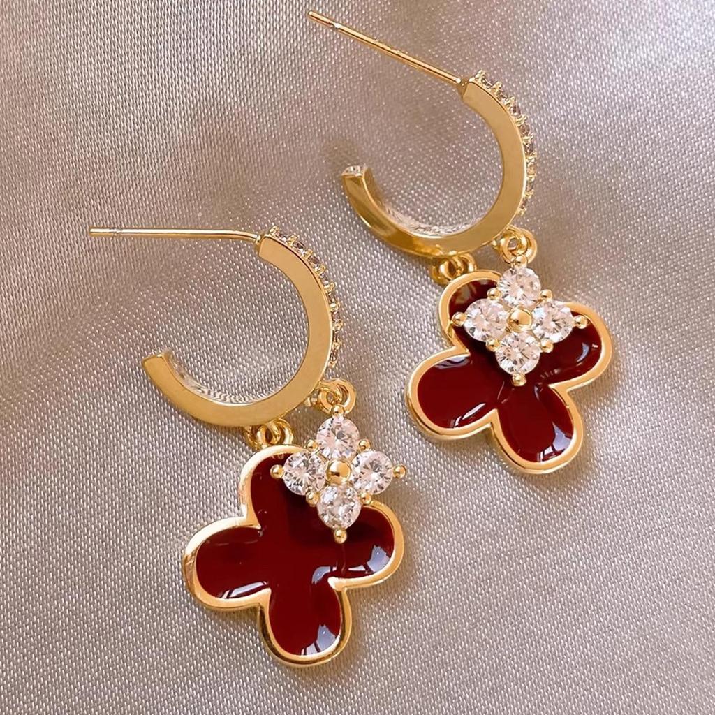 2026 Elegant Retro Hong Kong Style Red Autumn/Winter Stud Earrings with French Niche Design