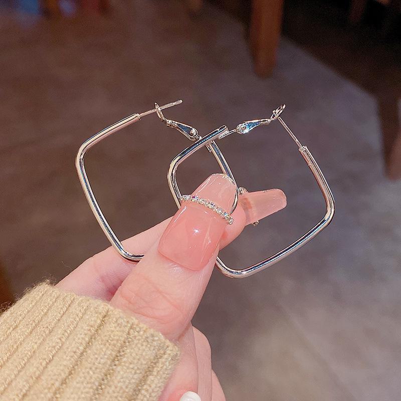 

Серьги-кольца геометрической формы из серебра 925 пробы — европейский и американский стиль, женская мода, универсальный дизайн. E4856 серебряный