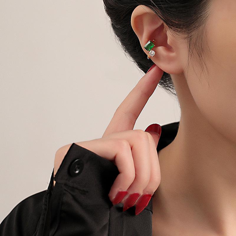Yi Xuan Court Green Zircon Geometric Ear Cuff - Retro Emerald Style, No Piercing Required