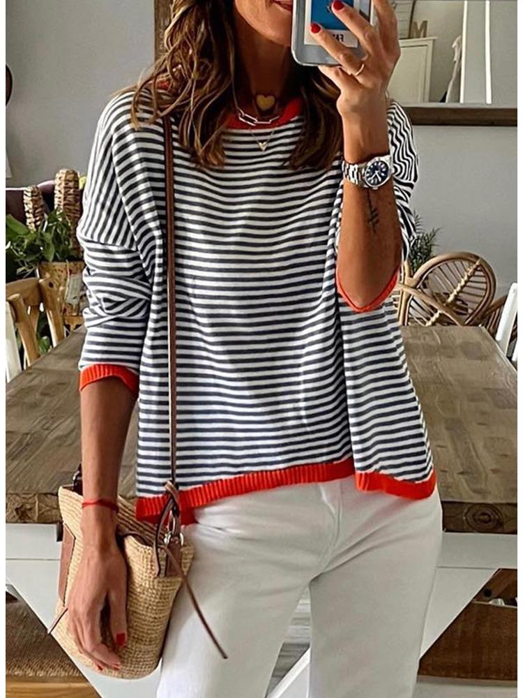 Gestreifter Strickpullover in Kontrastfarbe mit überschnittenen Schultern und langen Ärmeln. Luxuriöses Oberteil in entspannter Passform, das schlank macht und vielseitig ist.