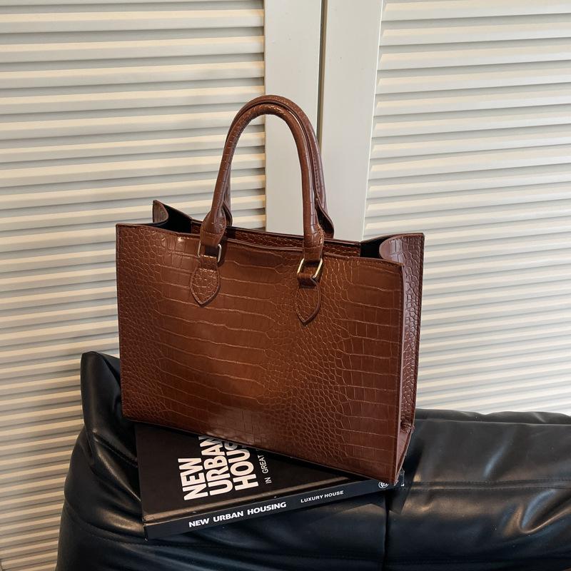 

2025 весна новая мода зарубежный стиль большая вместимость сумка-тоут повседневная трендовая простая с крокодиловым узором темно-коричневого