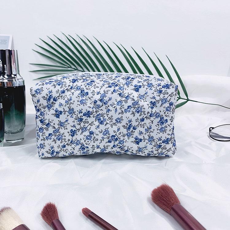 Quilted Floral Makeup Bag: Large-Capacity, Portable Cotton Handbag for Toiletries