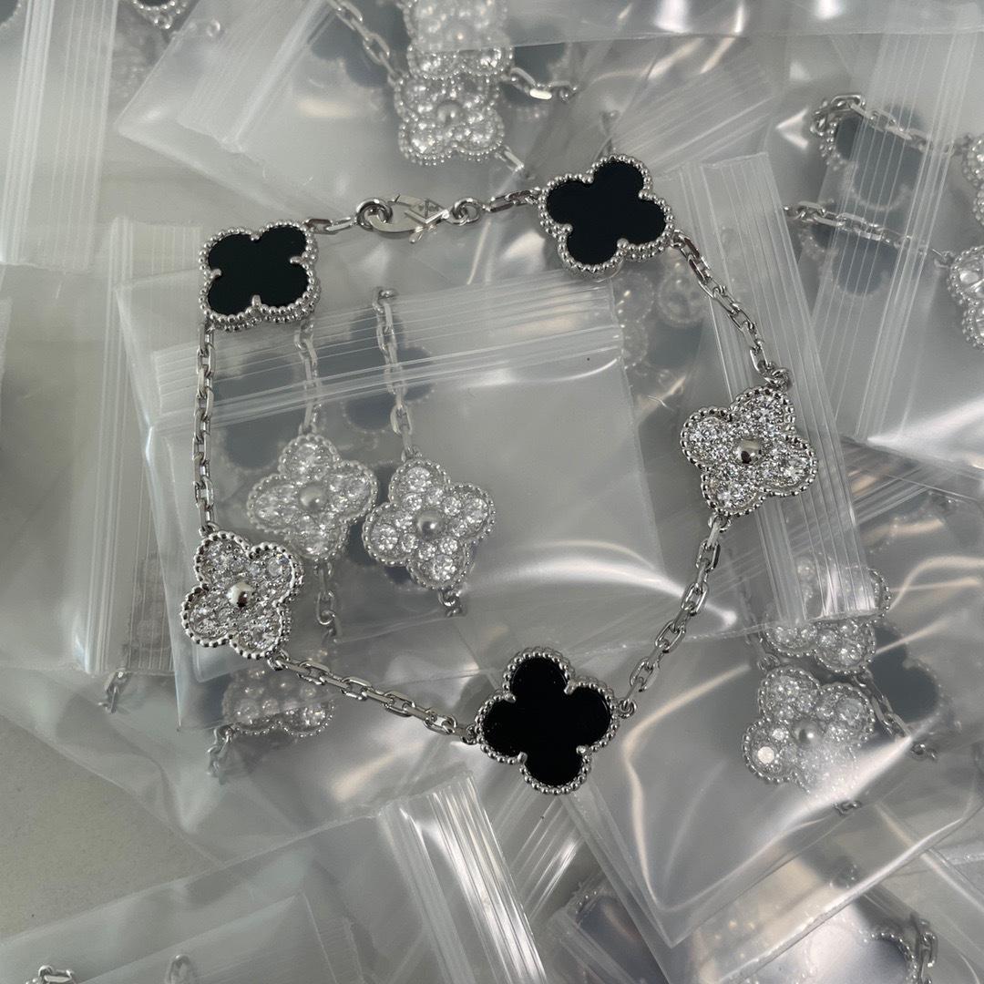 

Браслет высокой версии с четырьмя лепестками клевера и пятью цветами из 18-каратного золота, инкрустированный бриллиантами, белым перламутром и черным агатом