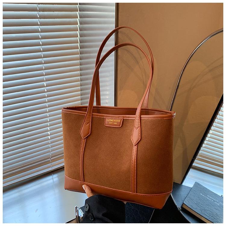 

Ретро-матова жіноча сумка великої місткості 2024, новинка осені та зими, універсальна повсякденна сумка через плече, дорожня сумка коричневий