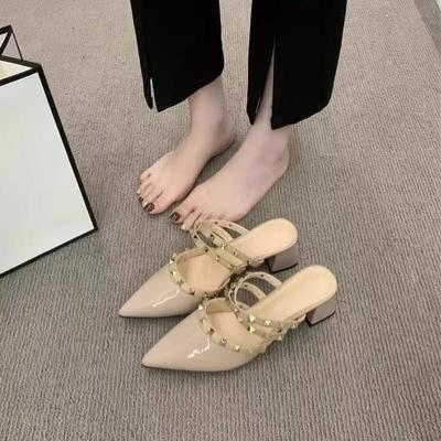 Mode Baotou High-Heel Schuhe Damenmode Spitz Zehenbereich Flach Nieten Rutschfest Quadratischer Absatz Sandalen und Slipper