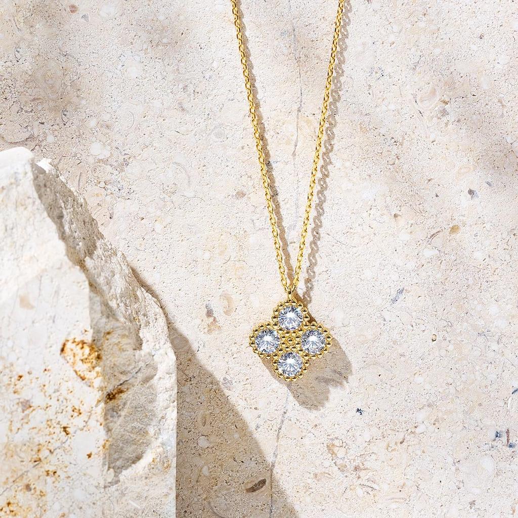 Lieri Magnetic Clover Necklace, One Size Fits All (Approx. 60cm Long), Chain Necklace for Women, Stylish, Cute Jewelry, Hypoallergenic, Birthday Gift