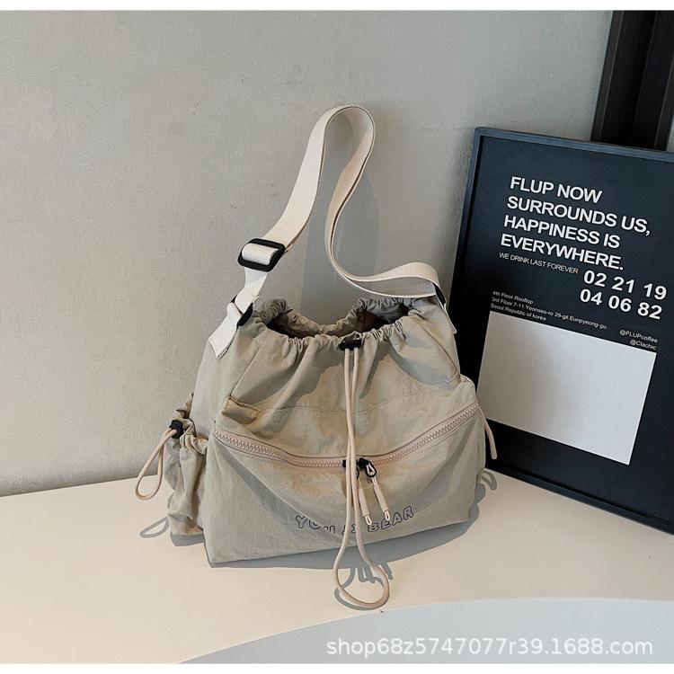 Large-capacity messenger bag women's new light and lazy simple commuter drawstring bundle tote bag casual shoulder bag