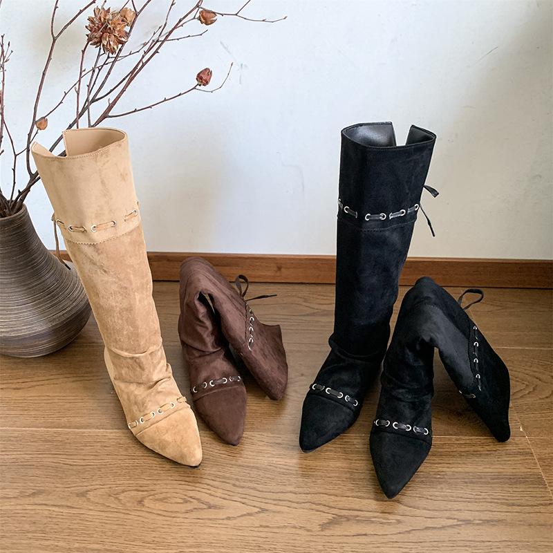 In the autumn of 2025, the new retro small man with pointed head straps and Korean version of thin inner rubbing high short boots women