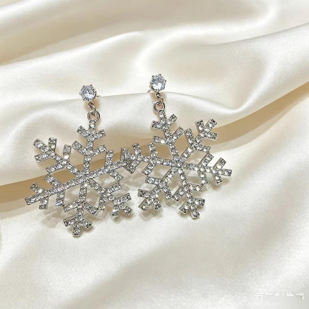 Korean Style Zirconia Snowflake Stud Earrings: Sparkly, Versatile, Retro, Gentle Luxury Ear Jewelry for Women.
