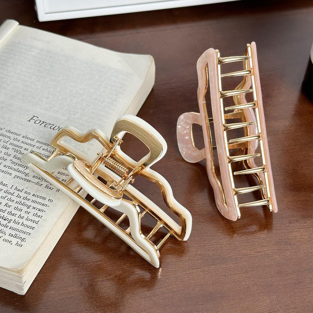 Fashion-forward Hair Claw Clip Featuring Elegant Lines For Effortless Style In Multiple Color Options