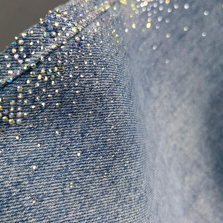 Sommermodischer Rock mit Strasssteinen und geteiltem Jeansrock mit figurbetontem Design