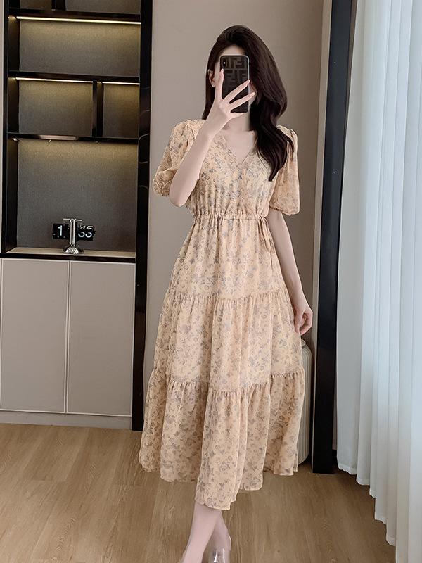 

Retro Floral Chiffon Midi Dress with Puff Sleeves and Ruffle Skirt Large