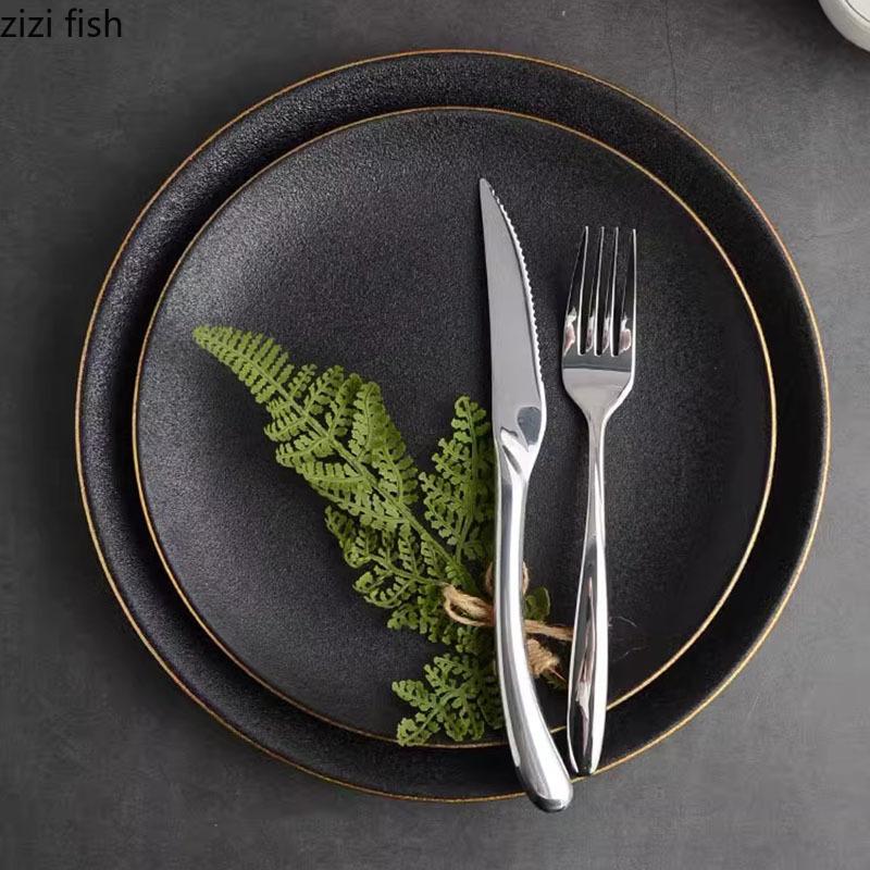 Keramický plochý talíř se zlatým okrajem, restaurace, dezertní talíř, steakový talíř, těstoviny, talíře, molekulární kuchyně, speciální nádobí