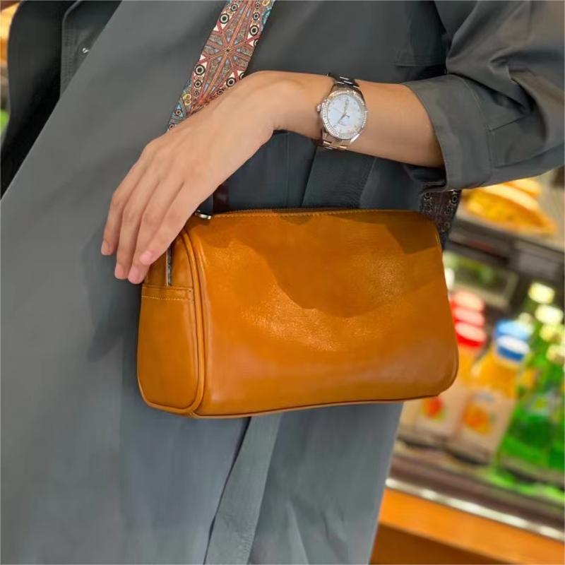 This Small Handbag, A Women's Leather Pillow Bag, Is Fashionable, Retro and Versatile. It's A Summer Single-shoulder Crossbody Bag