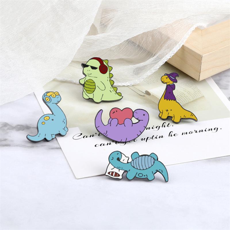 Creative Dinosaur Music Brooch: Cartoon Heart-Shaped Sleeping Design for Student Backpacks & Pendants