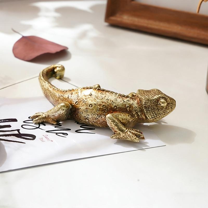 Lizard Wall Art Hook for Home Decoration with Detailed Carving and Realistic for Living Room or Bathroom.