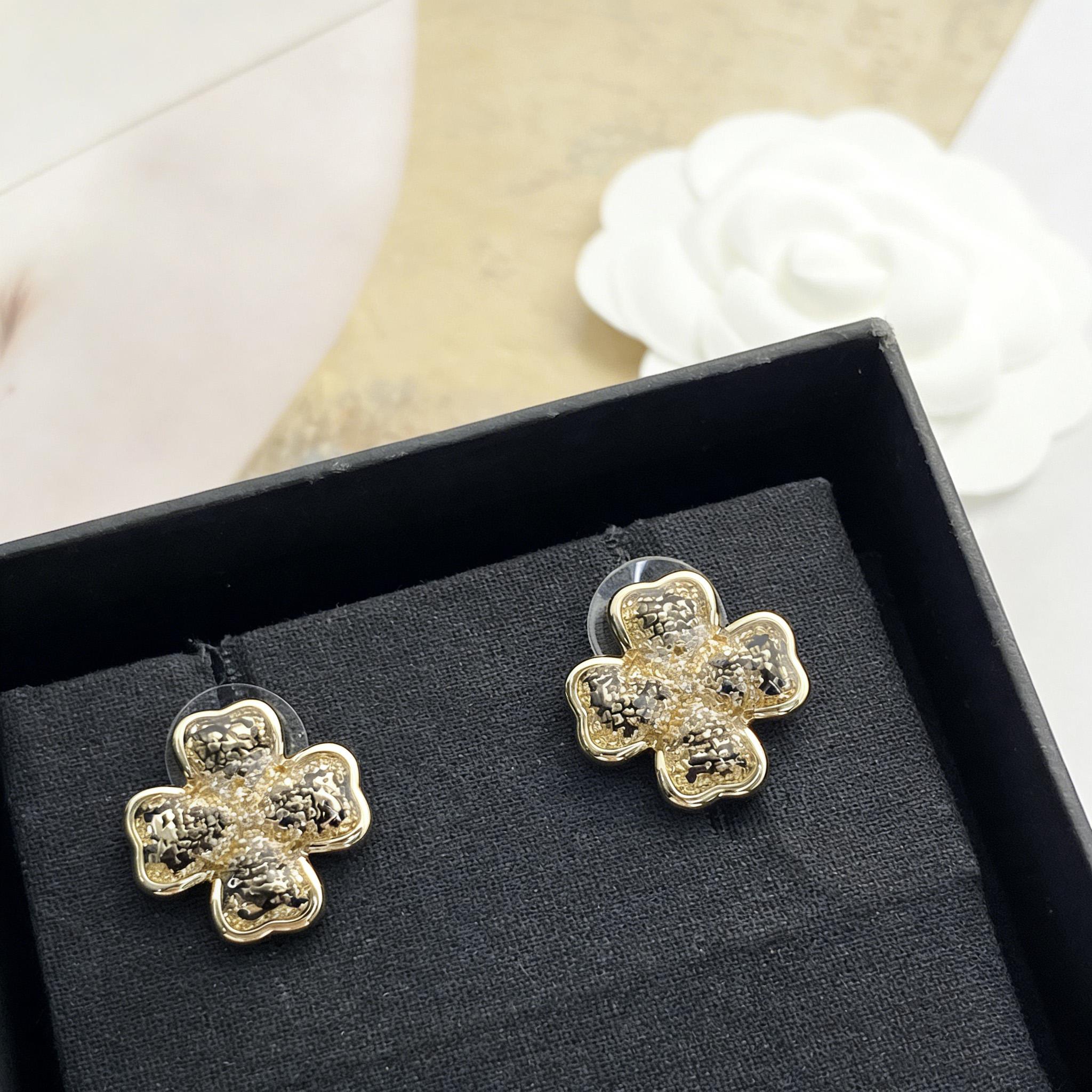 

Black gold lace four-leaf clover earrings Adding Rivet Elements Fashionable and exquisite high-end customized Gift золотий