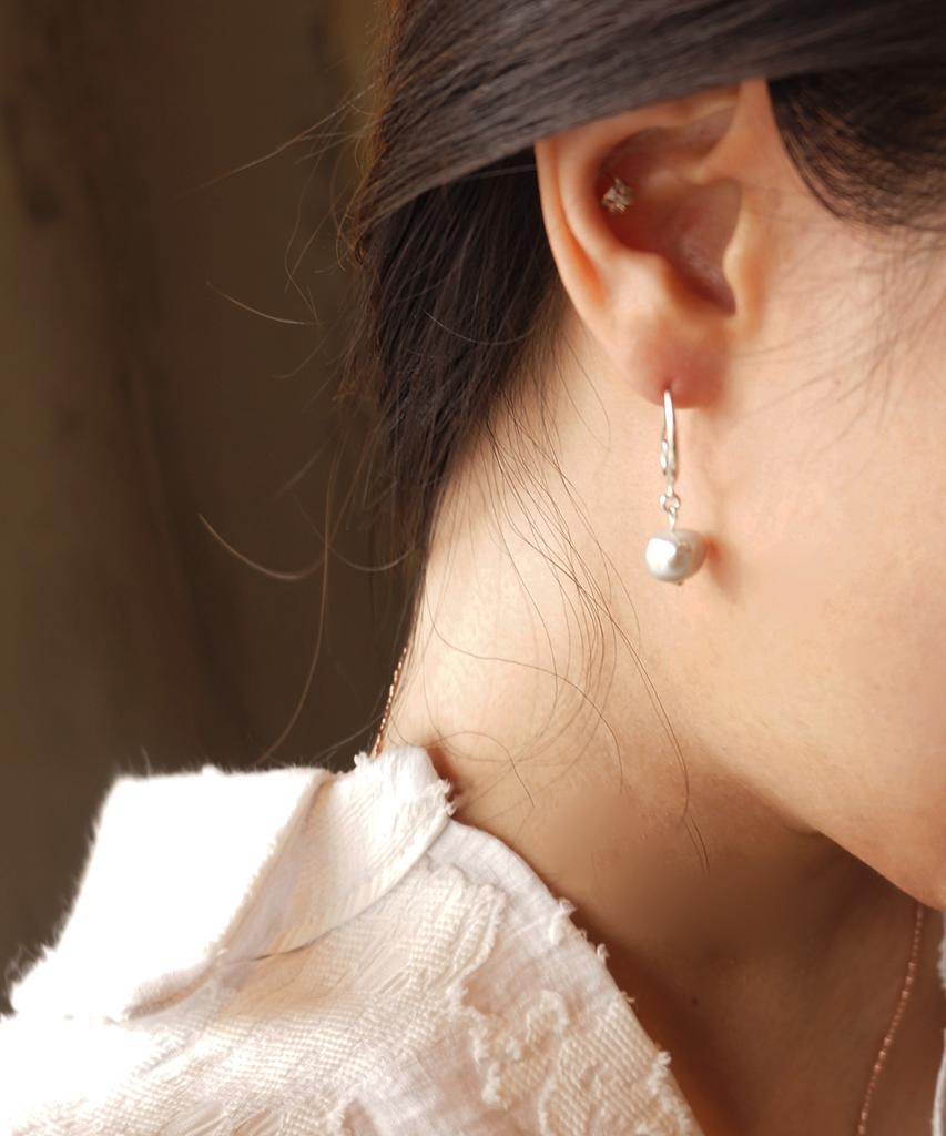 Saai Dangling Pearl Earrings