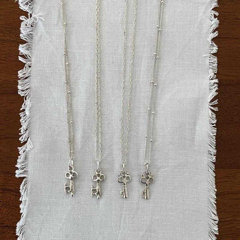 Melliv Silver Key Pendant Necklace_mvn12