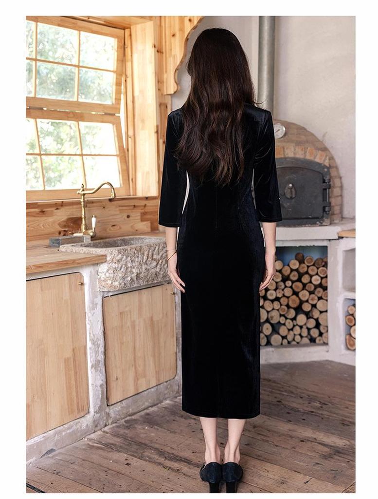 Bei Zhi Yun High-End Black Velvet Embroidered Long Sleeve Cheongsam – Winter 2025
