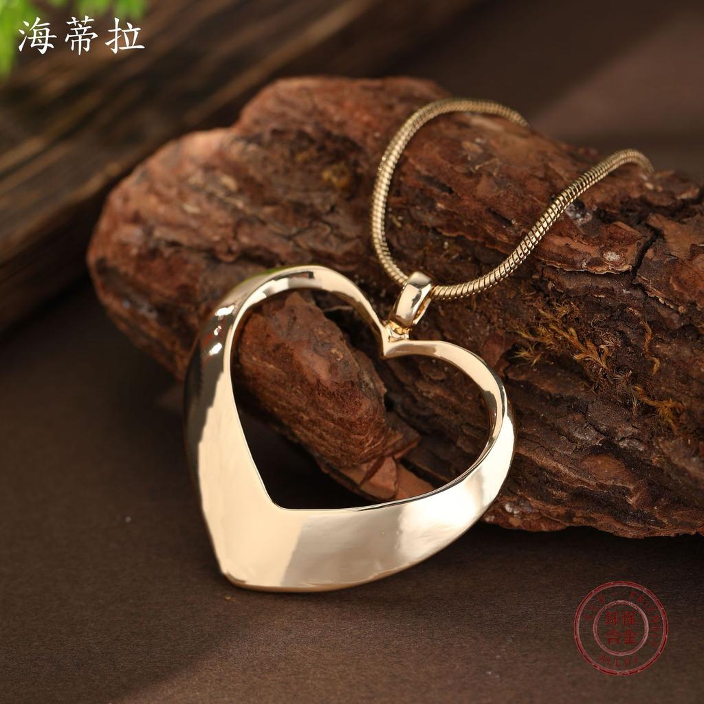 New Hollow Love Glossy Pendant, Women's Fashion High Sense Versatile Heart-shaped Alloy Necklace