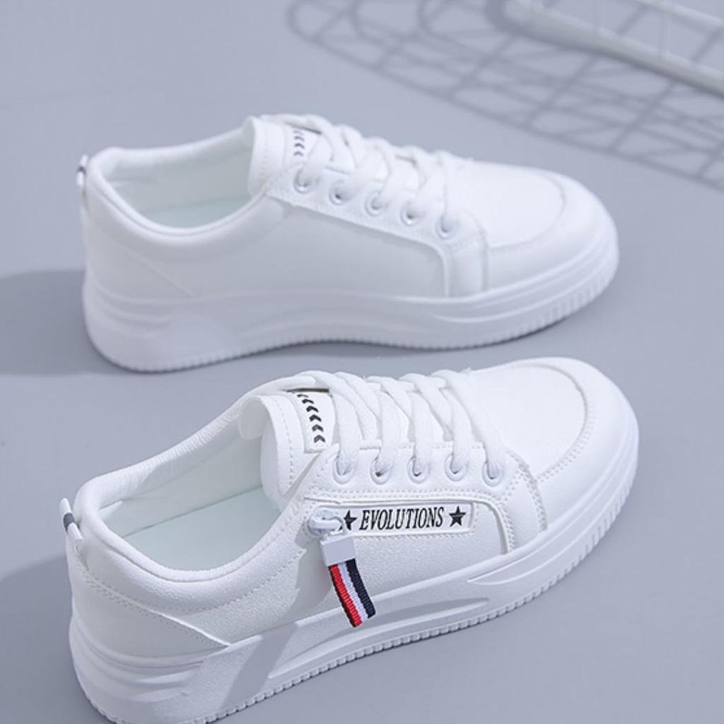 Little white shoes women's 2025 new lightweight and versatile sports and leisure shoes Korean version of thick-soled popular round head small women'