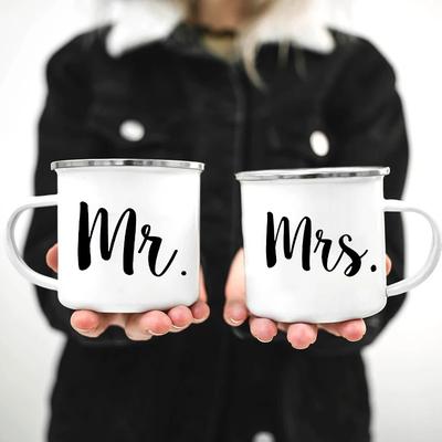 Tassen „Mr. and Mrs.“ – Süßes Valentinstagsgeschenk für Sie und Ihn – Camp-Tasse für Mann und Frau – Emaille-Tasse – Geschenk für Paare