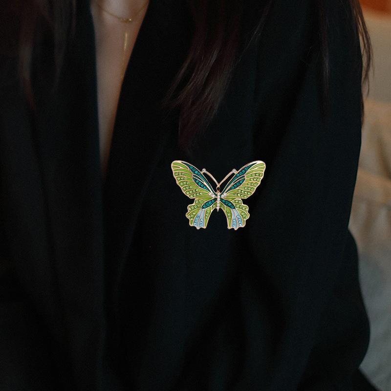 Green Elegant Large Butterfly Alloy Brooch: Versatile Fashion Pin for Coats and Sweaters