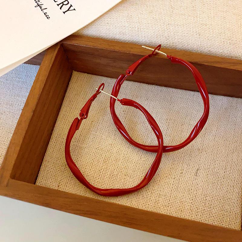 Boucles d'oreilles créoles Ankara Red Silver Needle Drip Oil: Style Rétro Hong Kongais pour Femmes, Polyvalent, avec un Design Unique.