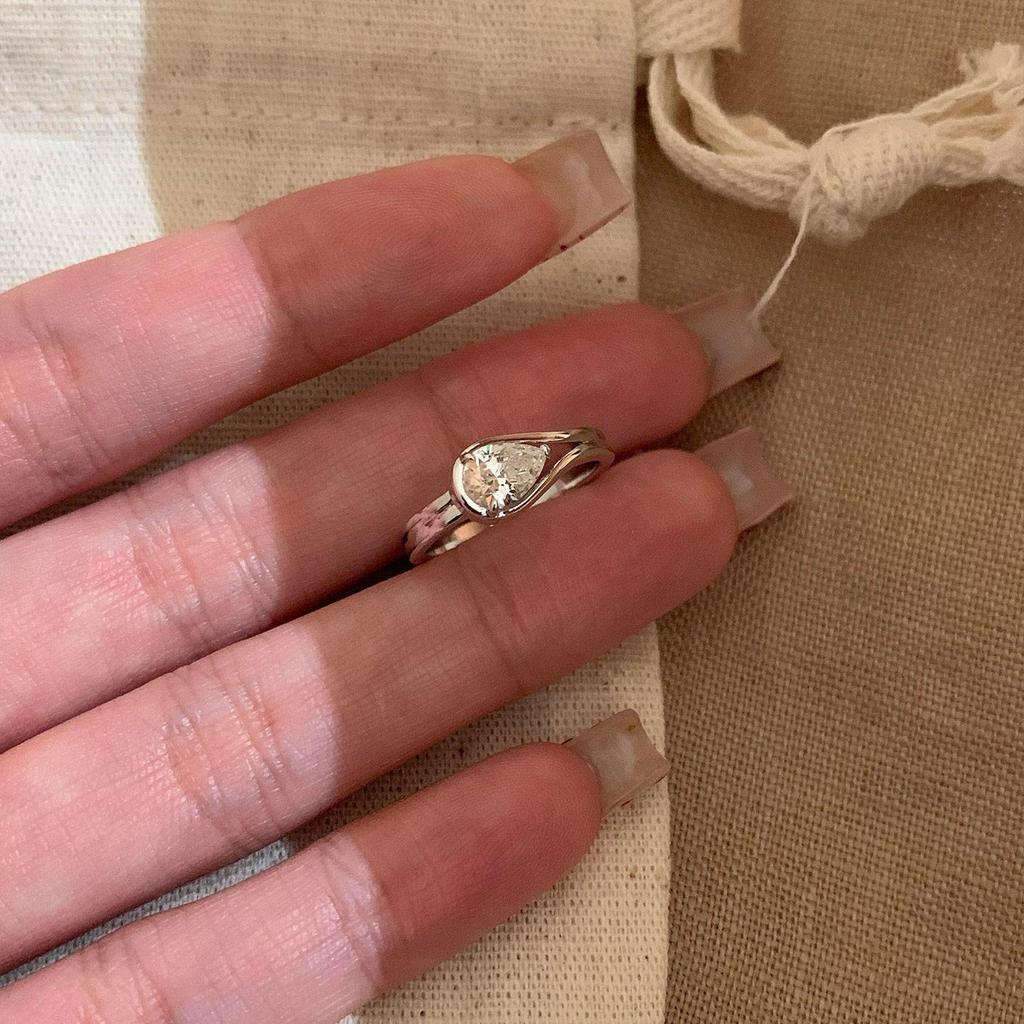 Elegant Radiant Women's Openable Finger Ring - Light Luxury, Fashionable, and Trendy Exquisite Water Drop Design.