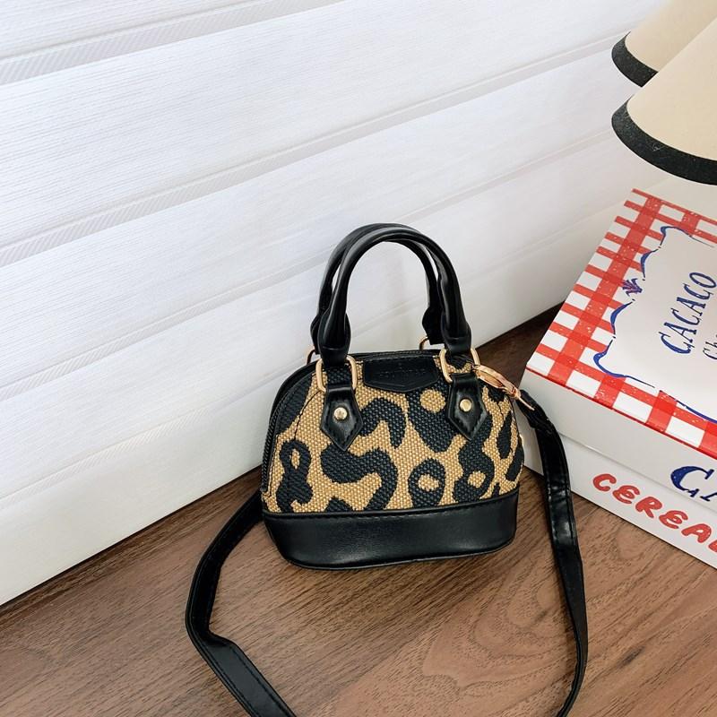 Children's messenger bag, girl shell bag 2025 new fashion simple bear printing mini portable bag