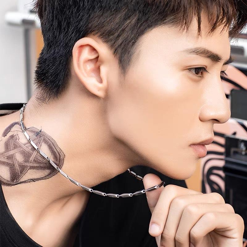 Necklace Men'S Trendy Hip-Hop Collarbone Chain Cuban Chain Men'S Light Luxury Niche Titanium Steel Sweater Chain Cold Wind Accessories