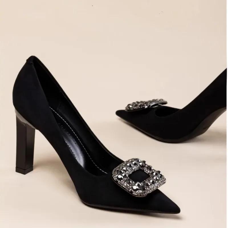Mode 2024 Märkesskor för kvinnor Grunda Damhögklackar Mode Kristall Kontor och Karriär Hög Kvalitet Spetsiga Klackar Kvinnor