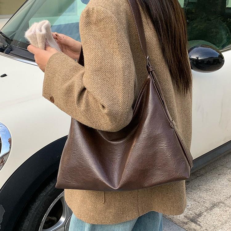Korean Fashion Commuter Shoulder Bag Versatile Large-Capacity Tote Bag Lazy Style Soft Leather Wide Shoulder Strap Messenger Bag
