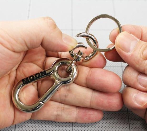 MOONEYES Double Carabiner Keychain Chrome KH-MKR133CH-MON