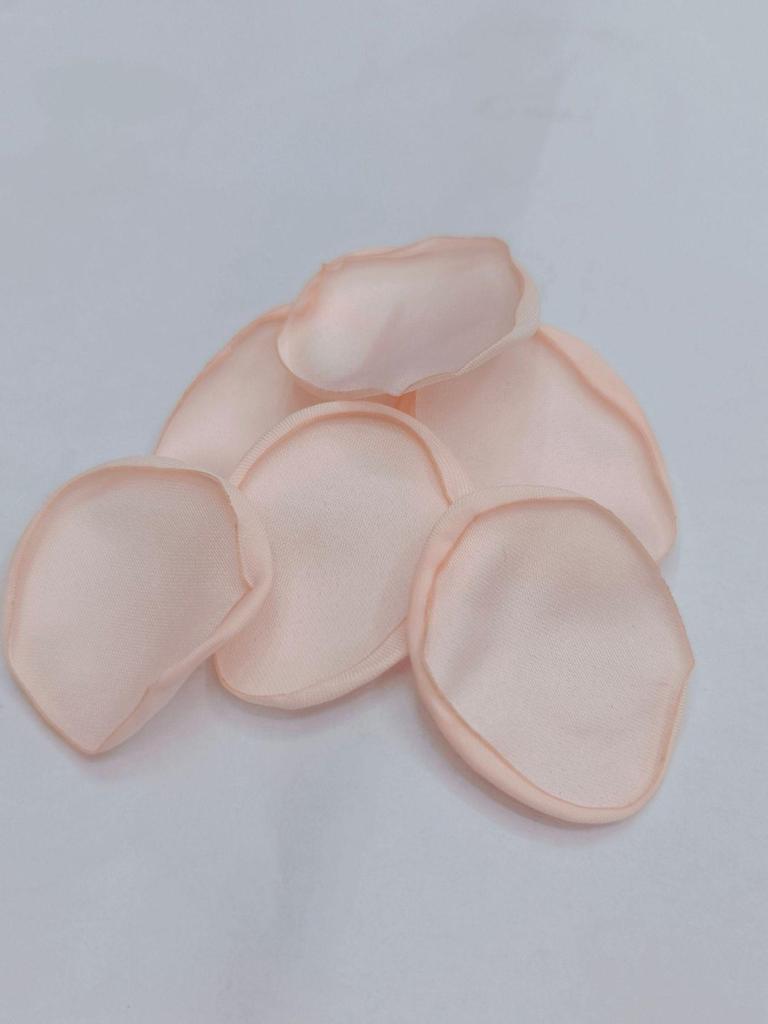 Dekoracje z tkaniny w kształcie płatków na ceremonię ślubną - Kwiatowe akcesoria z przypalanymi brzegami