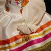 Firma con calendule color crema arricciate e un viso dipinto con fiori e Calavera per la bambola Barbie De Muertos 2025, abito, nastri, corona, Día