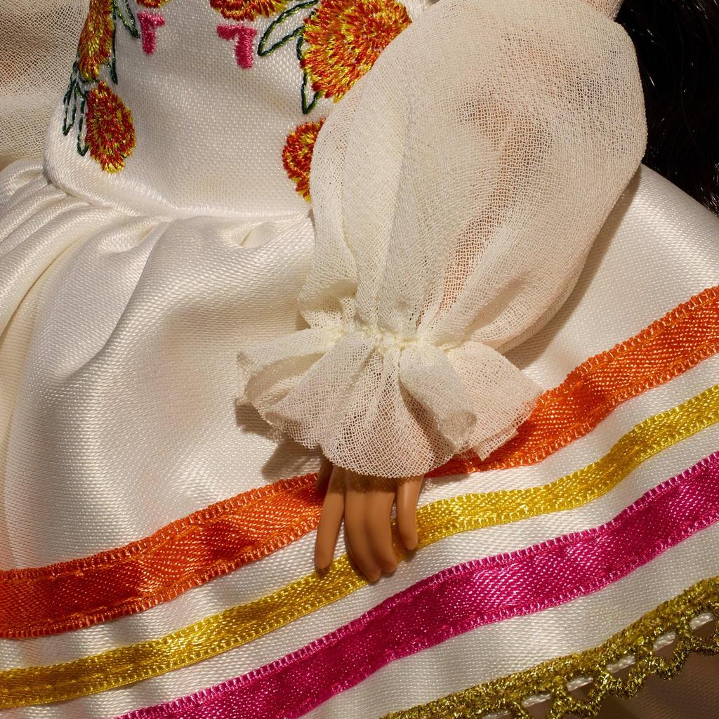 Firma con calendule color crema arricciate e un viso dipinto con fiori e Calavera per la bambola Barbie De Muertos 2025, abito, nastri, corona, Día