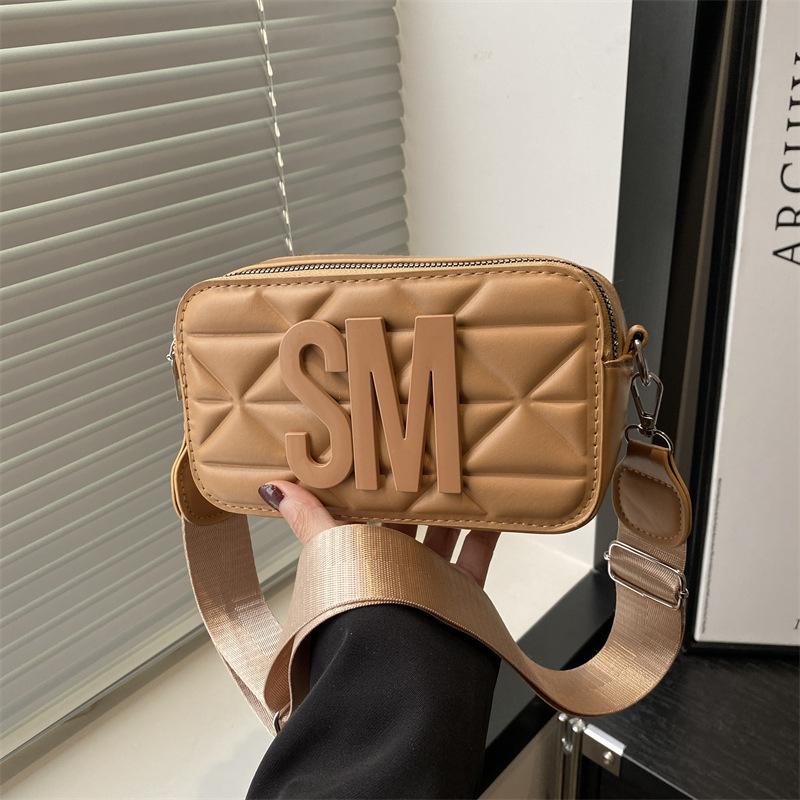 

Модная и высокотекстурная новая нишевая сумка-камера с буквами на раннюю весну, на плечо, сумка-мессенджер, трендовая темпераментная маленькая квадратная сумка хаки
