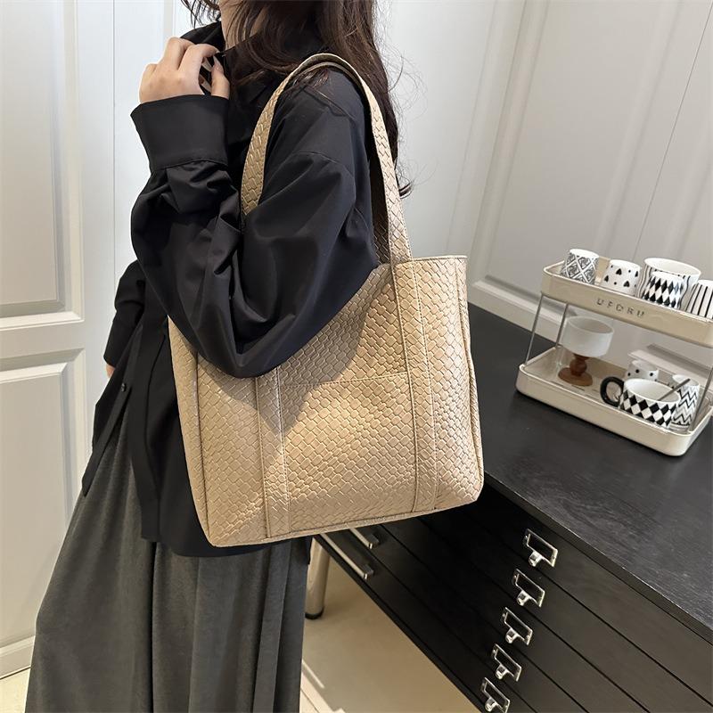 New Simple and Fashionable Solid Color Tote Underarm Shoulder Bag Retro Woven Pattern Large Capacity Casual Bag