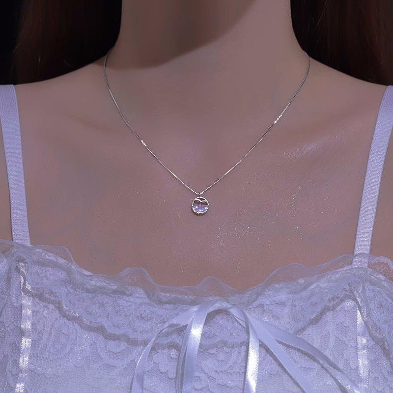 

Ожерелье с полубриллиантовым китом, легкое, роскошное, простое, нишевое, цепочка на ключицу для женщин с высоким дизайном