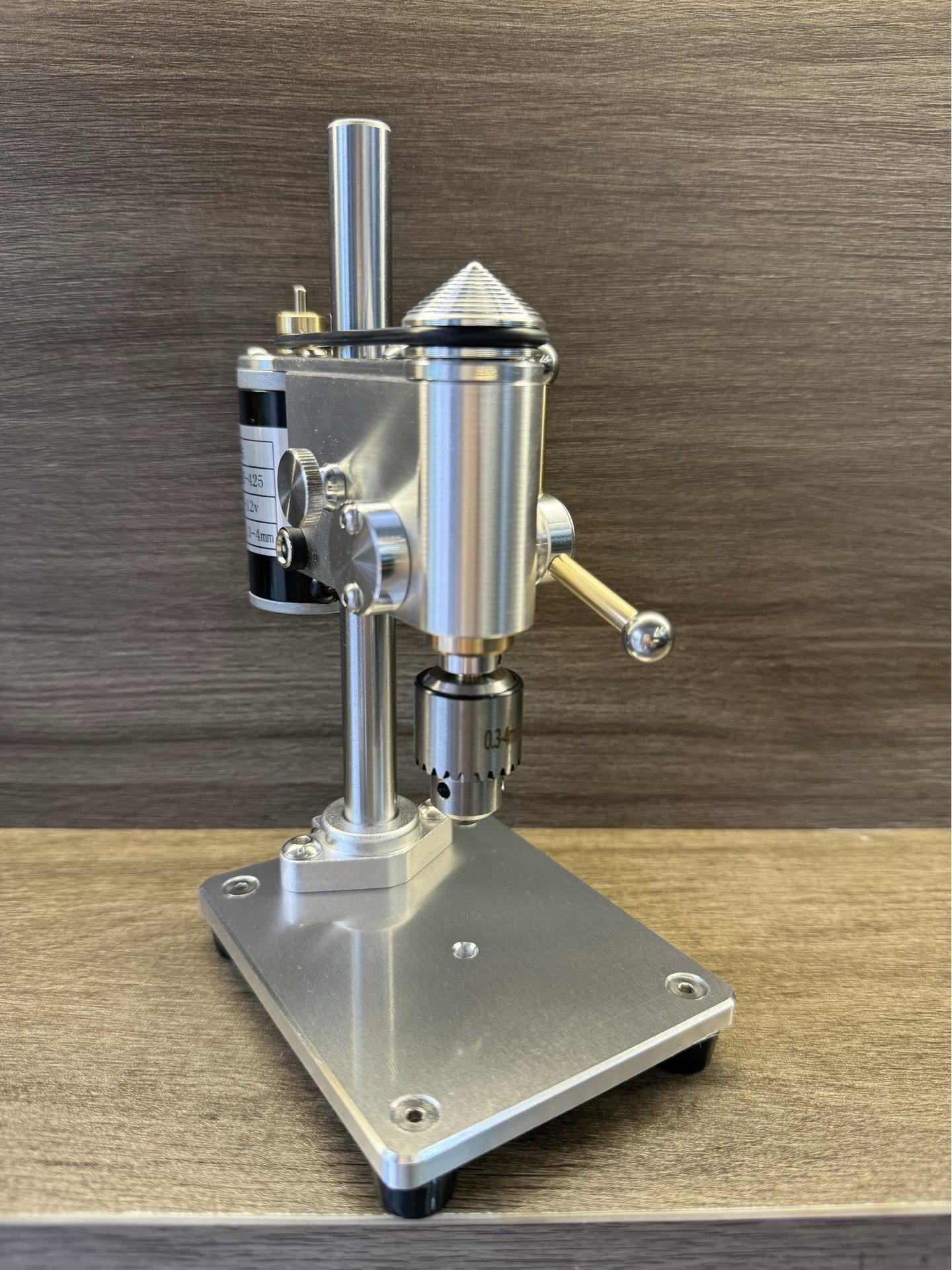 Компактный сверлильный станок для часового дела