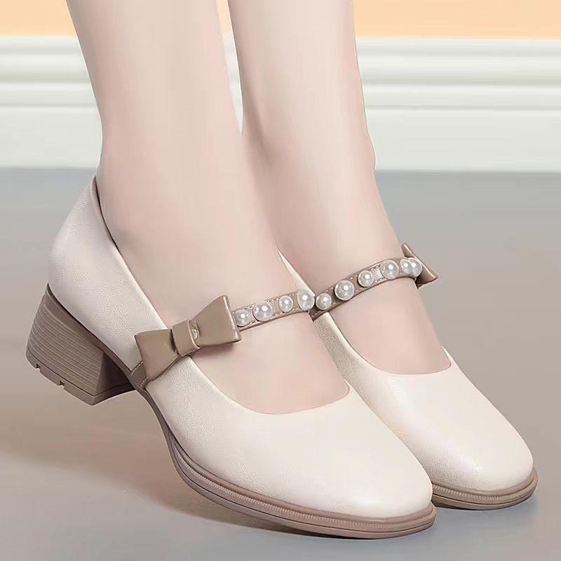 

Mom shoes soft sole soft surface 2025 spring new comfortable middle-aged spring and autumn women one-word buckle casual versatile single shoes 35
