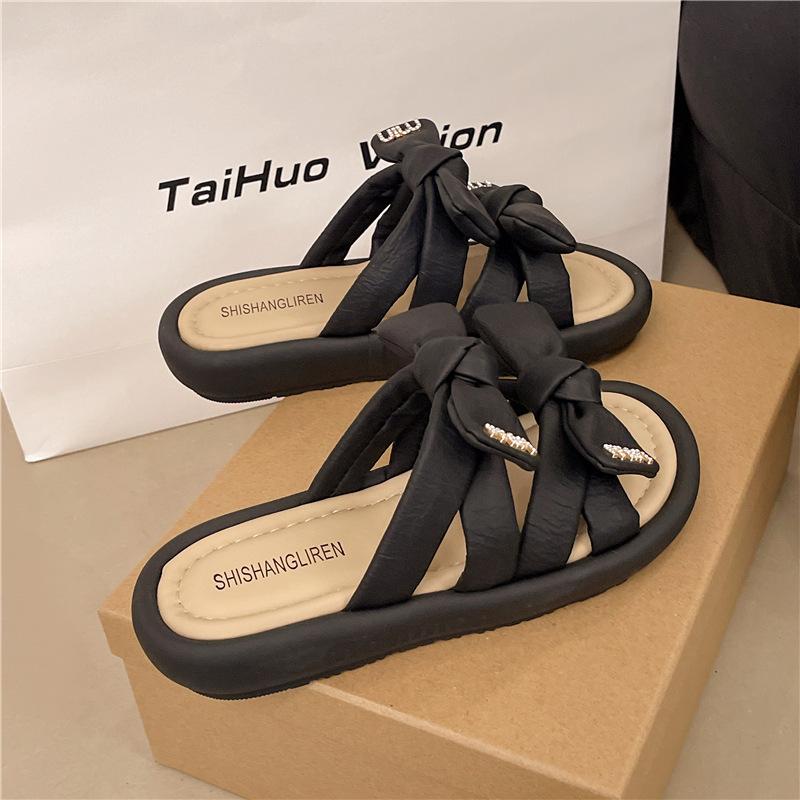 

Тапочки женские 2025 новые летние модные на плоской подошве на одно слово крутые тапочки с юбкой наступающие на говно мягкая подошва взрыв 40 чёрный