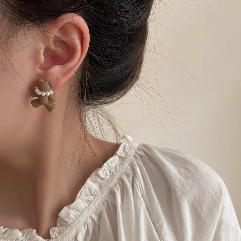 High-end and Elegant Heart-shaped Earrings with Pink Ear Studs As Accessories