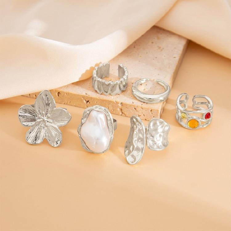 Fashionable Adjustable Flower Rings Set With Stylish Pearls Highlight Accessory for Women’s Everyday And Party Looks
