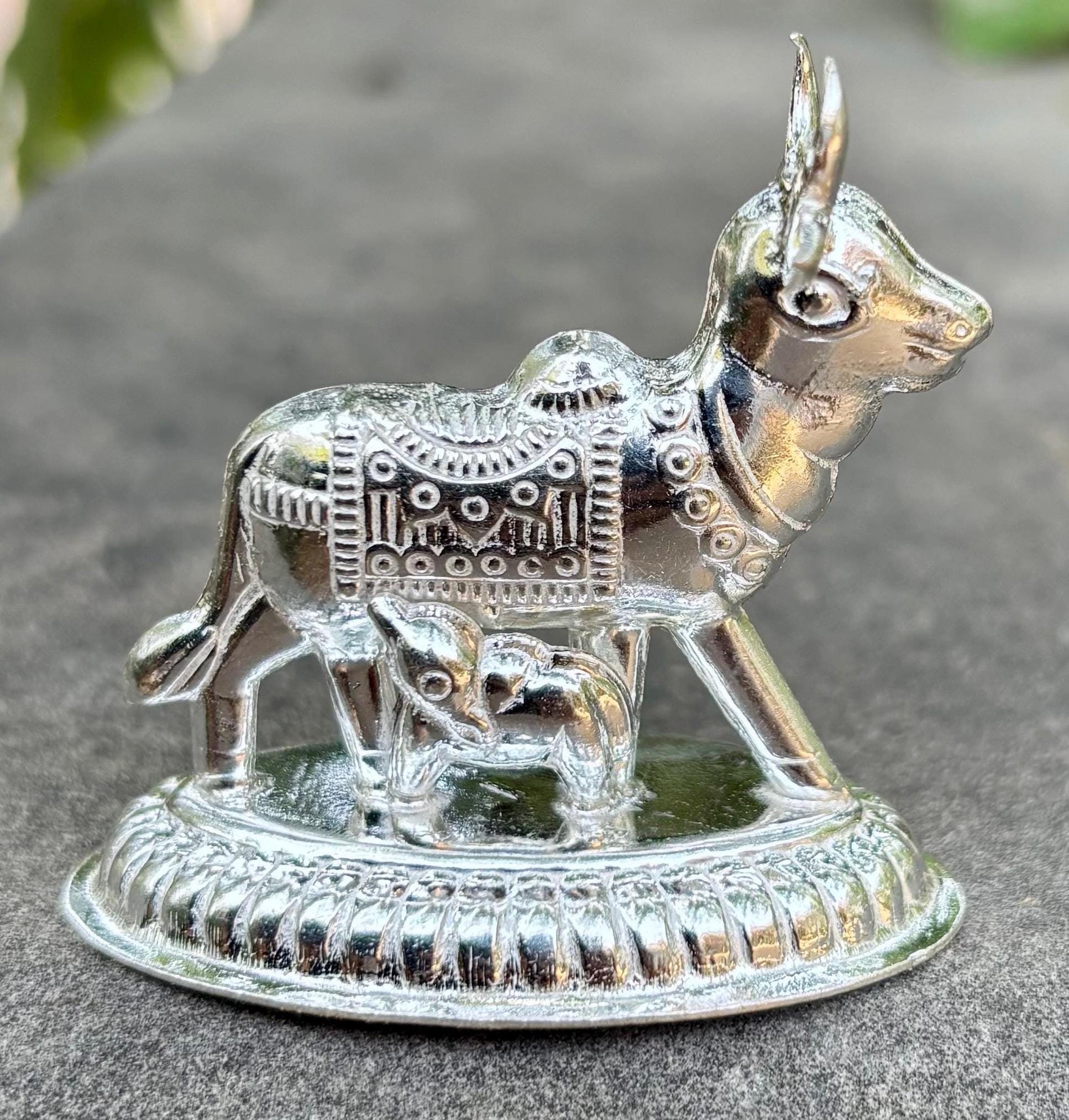 999 Silver Hindu Religious Statue Sacred Kamdhenu Cow Feeding Calf 16.9 gram Lord Krishnas Favourite Temple Pooja Hindu Religion Free Ship One Size