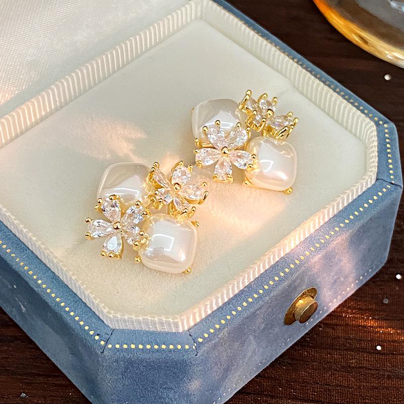 Elegant Geometric Round Zircon Earrings - Simple, Fashionable, Versatile Silver Studs
