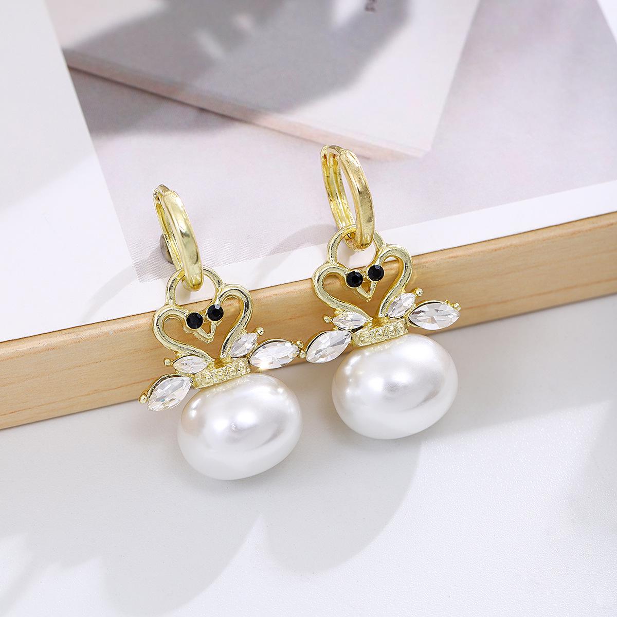 

Korean Minimalist Luxury Swan Pearl Earrings with Diamond-Studded Clips