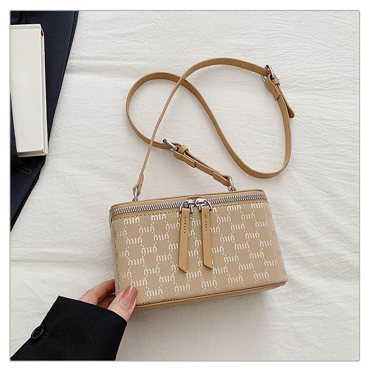 Korean version of high-end simple work commuter bag women's 2025 new fashion messenger small square bag retro box bag